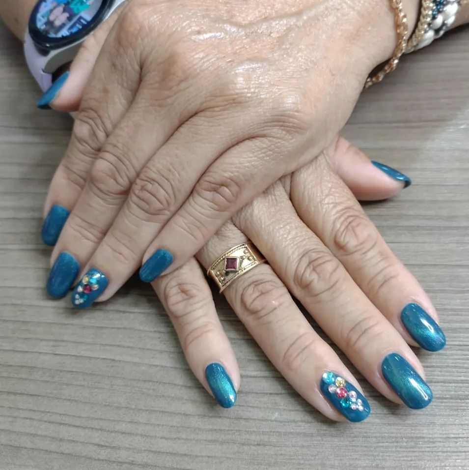 uñas pintadas con adornos