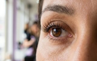 Ojo con lifting de pestañas: pestañas naturales levantadas desde la raíz